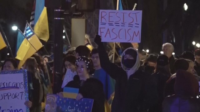 Prieš D. Trumpo kalbą – protestas prie Kapitolijaus: mojuodami Ukrainos vėliavomis minia prašė pasipriešinti fašizmui