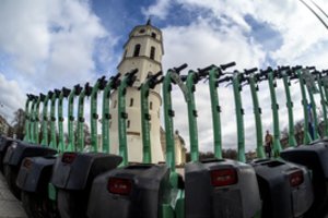 Paspirtukininkams gali tekti taikytis prie pokyčių: Seimas spręs, ar įpareigoti dėvėti šalmus