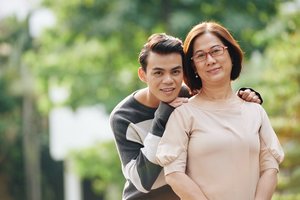 Neįprasta meilės istorija: 32 metų vyras vedė savo klasės draugės 53 metų motiną