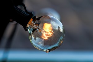 VERT: 87 tūkst. buitinių vartotojų vis dar permoka už elektros energiją