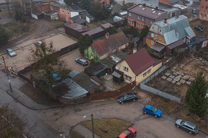 Kaunietei  – jūra iki kelių: gyvena nelegaliai pastatytame name, agresyviai grobia žemę aplink