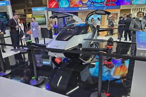 „Mobile World Congress 2025“: neįprasta fototechnika, besilankstantys kompiuterių ekranai ir kitos keistenybės