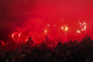 Čempionų lygoje – pasipylusios raudonos kortelės ir liepsnos tribūnose: teko stabdyti rungtynes