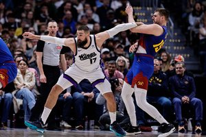 Geriausią savo mačą „Kings“ ekipoje sužaidęs J. Valančiūnas stebėjo, kaip D. DeRozanas pateko į NBA istoriją