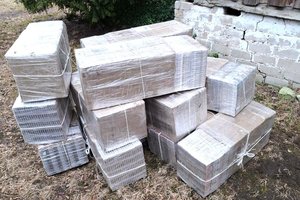 Apleistoje sodyboje prie pat Baltarusijos sienos – slapta kontrabandinių cigarečių saugykla