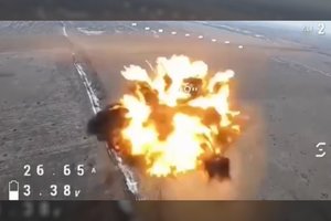 Ugnies kamuolys danguje: ukrainiečiai efektingai į gabalus ištaškė rusų droną