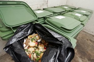 Ūkiuose susidaro daugybė atliekų: štai, kuo gali virsti šienainio plėvelė ar plastiko talpos