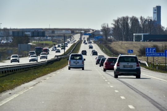 Šią estakadą sėkmingai įveikia ne visi: „Padarė mandrą žiedą, pusė važiuojančių nežino, kaip ten važiuoti“