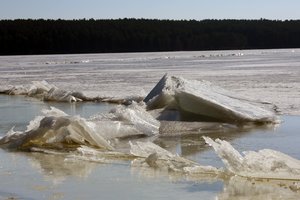 Dramatiška gelbėjimo operacija Žaliuosiuose ežeruose – įlūžo ir skendusį žmogų gelbėjęs ugniagesys