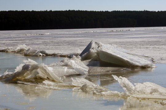 Dramatiška gelbėjimo operacija Žaliuosiuose ežeruose – įlūžo ir skendusį žmogų gelbėjęs ugniagesys