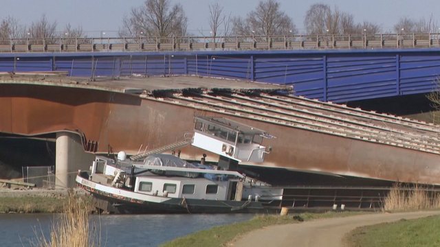 Nelaimė Belgijoje: sugriuvus tiltui žuvo žmogus, dar du sužeisti
