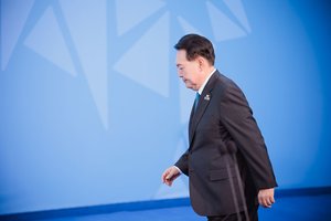 Per apkaltą nušalintas Pietų Korėjos prezidentas vis dar sulaikytas, nepaisant teismo įsakymo jį paleisti