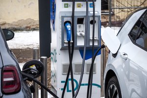 Ilgapirščiai įsigudrino ardyti elektromobilių įkrovimo stoteles: „pelnas“ siekia vos kelis eurus, o nuostoliai – milžiniški