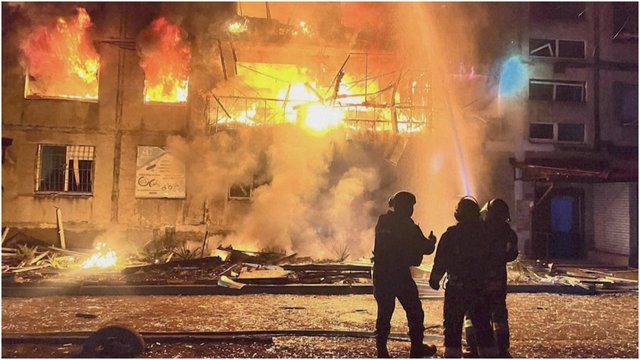 Naktį Ukrainą purtė žiaurūs Rusijos smūgiai: žuvo mažiausiai 12 žmonių