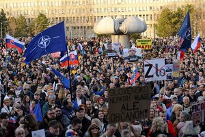 Slovakai aiškiai parodė, ką galvoja apie prorusišką R. Fico: skambėjo raginimai atsistatydinti