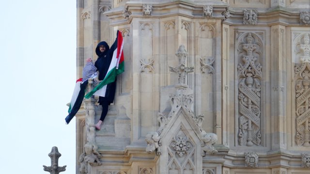 Užfiksavo vyrą, lipantį į Big Beną: rankose – Palestinos vėliava