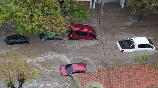 Argentinoje per dieną iškrito metinis kritulių kiekis: miestas skęsta, žuvo mažiausiai 13 žmonių