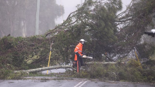 Po audros „Alfredas“ dalis Australijos skęsta: tūkstančiai vis dar yra be elektros