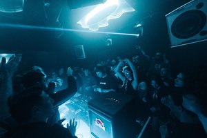 Penktojo „Draugai Draugams“ gimtadienio proga – klubinės naktys muziejuje ir buvusioje maisto halėje