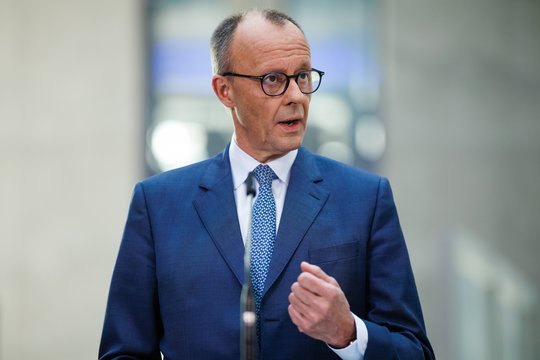 Vokietija nebepasitiki JAV branduoliniu skėčiu? Nori dalintis ginklais su Prancūzija ir JK