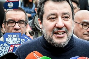 Italijos politikas: niekada nebus ES kariuomenės, vadovaujamos pamišėlio E. Macrono