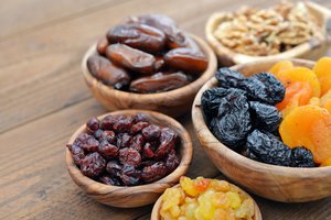 Trys džiovinti vaisiai, kuriuos geriausia valgyti prieš miegą: jaunina, padeda sergant reumatu, saugo nuo vėžio