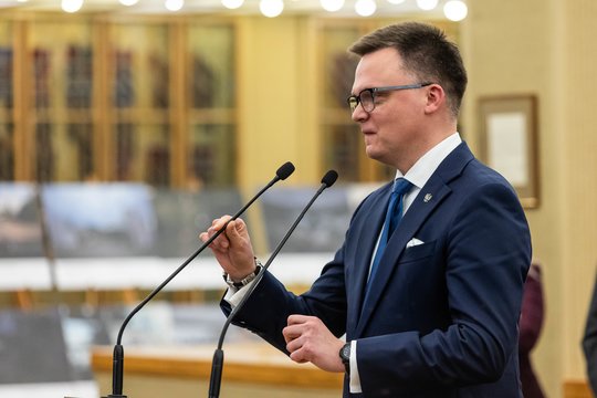 Vilniuje – visus atsistoti privertusi Lenkijos Seimo pirmininko kalba: „Visos kortos yra mūsų rankose“