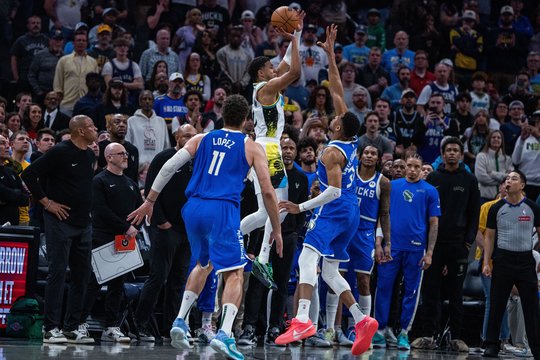 Neįtikėtina, bet fantastiška: T. Haliburtono šūvis su pražanga per G. Antetokounmpo įtvirtino „Pacers“ triumfą