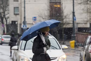 Sinoptikė – apie artėjančią kritulių porciją ir žemyn smunkančią temperatūrą: kai kur pabirs šlapios snaigės