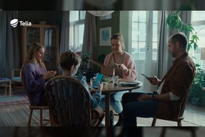 „Telia“ kelia priklausomybės nuo telefonų klausimą – reklama skatins sąmoningą ekranų naudojimą