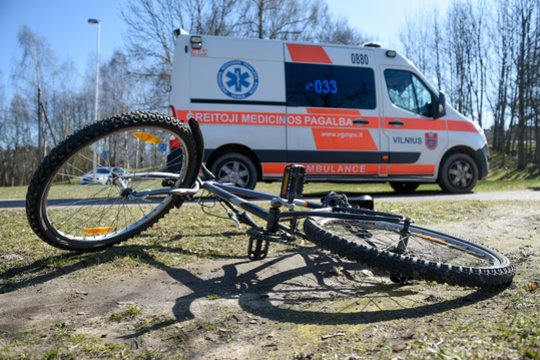 Per susidūrimą su automobiliu Vilniuje nukentėjo dviratininkas