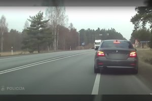 Policija pasidalino vaizdo medžiaga, kaip beteisis BMW vairuotojas pažeme skriejo 219 km/val. greičiu