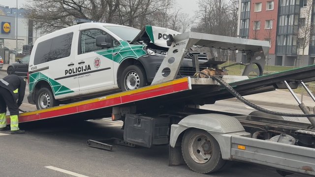 Vaizdai iš avarijos Vilniuje: policijos automobilis atsitrenkė į stabdytą transporto priemonę