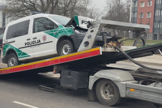 Vaizdai iš avarijos Vilniuje: policijos automobilis atsitrenkė į stabdytą transporto priemonę