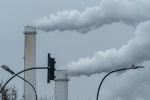 Kartą ir visiems laikams: išaiškino, kas yra vadinamieji „chemtreilai“ ir ar pavojingi balti kaminų dūmai