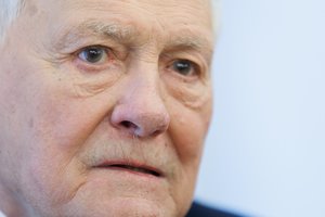 Valdas Adamkus – ligoninėje