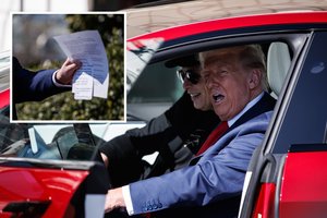 Per stebinantį D. Trumpo šou su „Tesla“ – pribloškianti detalė: užfiksavo, ką laikė rankoje