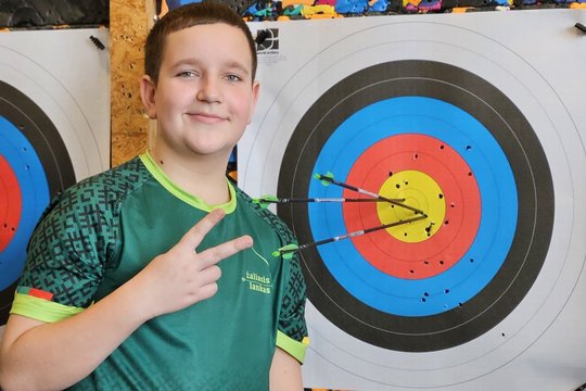 Unikalu: Gustas Bražinskas pagerino Lietuvos rekordus šaudydamas skirtingais lankais