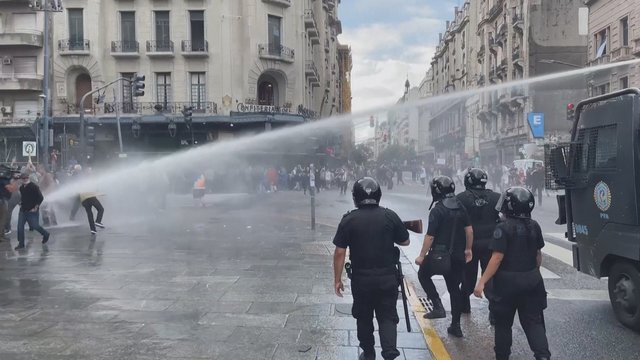 Argentinoje dėl mažų pensijų įsiplieskė protestas: teko malšinti ašarinėmis dujomis
