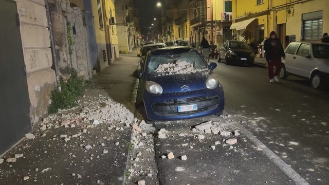 Italiją sudrebino galingas žemės drebėjimas: griuvėsiuose rastas gyvas žmogus