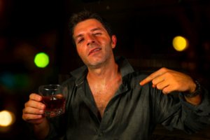 Gydytojas psichoterapeutas pataria: kaip įveikti neblaivaus žmogaus tunelinį mąstymą?