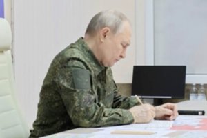 Analitikai praskleidė užslėptą Rusijos žinutę: kodėl V. Putinas apsivilko karinę uniformą