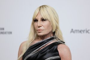 Donatella Versace traukiasi iš mados ženklo „Versace“ kūrybos direktorės pareigų