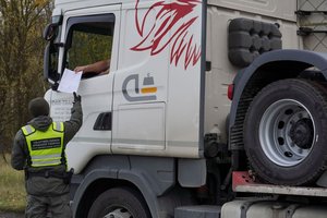 Pasieniečiai pričiupo tolimųjų reisų vairuotoju Lietuvoje dirbantį indą, kurio vairuotojo pažymėjimas – padirbtas