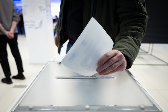 Prasideda balsavimas namuose Joniškio rajono ir Panevėžio merų rinkimuose