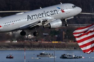 Denverio tarptautiniame oro uoste užsiliepsnojo lėktuvo variklis: keleiviai evakavosi per orlaivio sparną