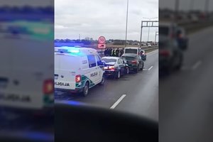 Masinė avarija greta Klaipėdos greitkelyje sukėlė didžiulę transporto spūstį