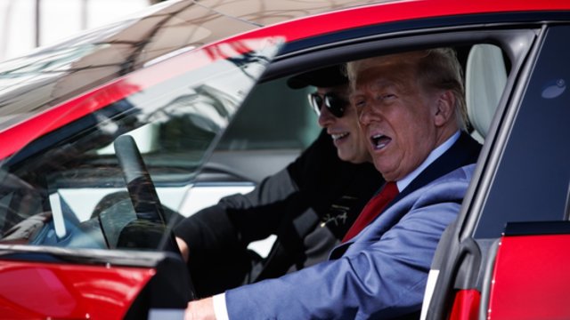 „Tesla“ anonimiškai kreipėsi į JAV prekybos atstovą: įspėjo, kad D. Trumpo tarifai gali pakenkti verslui