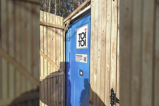 Nauji mediniai lauko tualetai Vingio parke – su ne visai malonia staigmena