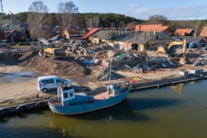 Prie Nidos prieplaukos – intensyvūs griovimo darbai: atskleidė, ką čia statys